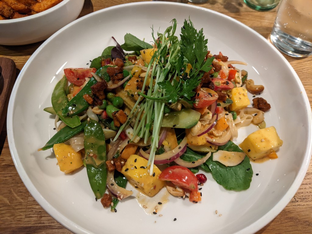 mango rice noodle bowl from Vevay vegetarian restaurant in Frankfurt, Germany